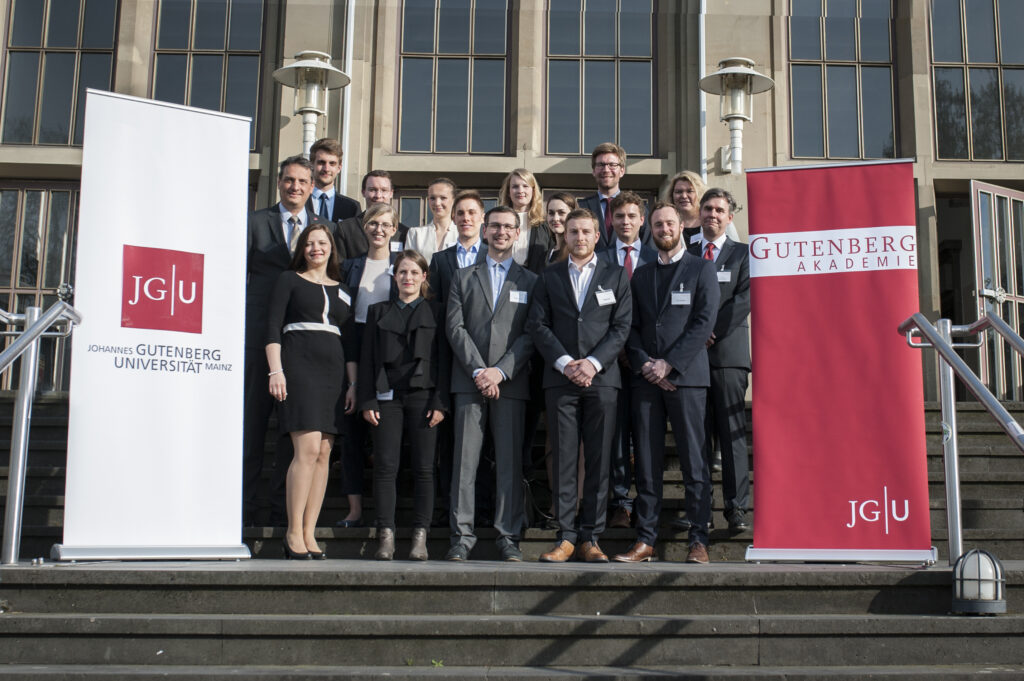 v.l.n.r.: Olga Mater (FB 03), Clara Wörsdörfer (FB 07), Tobias Johann (FB 09), Philipp Girr (FB 10), Jan Trenczek (FB 03); zweite Reihe v.l.n.r.: Univ.-Prof. Dr. Stefan Müller-Stach, Vizepräsident für Forschung und wissenschaftlichen Nachwuchs, Katharina Kunißen (FB 02), Sebastian Leukel (FB 09), Elitza Mihaylova (FB 03), Michael Roseneck (FB 02), Univ.-Prof. Dr. Philipp Harms, Sprecher der Gutenberg Akademie; dritte Reihe v.l.n.r.: Jonathan Siebert und Lars Iking, Juniorsprecher der Gutenberg Akademie, Franziska von Hammerstein (FB 09), Olivia Rahmsdorf (FB 01), Sebastian B. Beil (FB 09), Univ.-Prof. Dr. Silvia Hansen-Schirra, stellvertretende Sprecherin der Gutenberg Akademie (Foto: Peter Kiefer)