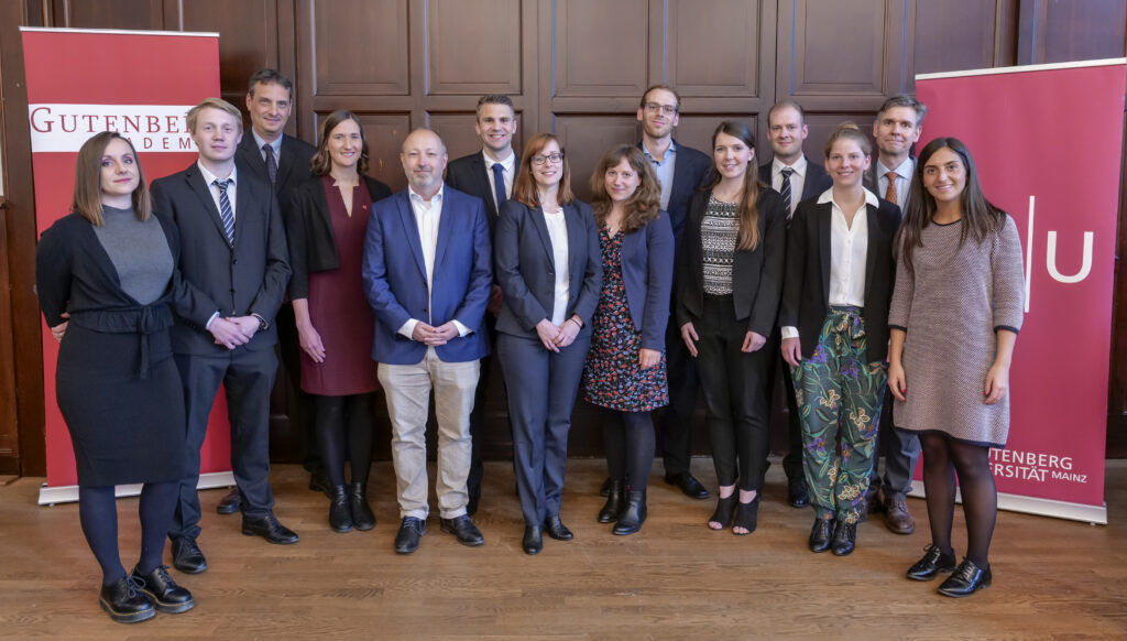 Foto: © Stefan F. Sämmer (v. l.n.r.): Jennifer Konrad (Juniorsprecherin der Gutenberg Akademie), Till Lenz (FB08), Univ.-Prof. Dr. Stefan Müller-Stach (Vizepräsident für Forschung und wissenschaftlichen Nachwuchs), Anke Tardel (FB06), Univ.-Prof. Dr. Thomas Rigotti (stellvertretender Seniorsprecher der Gutenberg Akademie), Kevin Schwickert (FB09), Miriam Riedinger (FB05), Davina Höll (FB05), Niklas Huber (MPI), Anne-Kathrin Sieg (FB10), Holger Jacobs (FB03), Miriam Arnold (FB02), Univ.-Prof. Dr. Phillip Harms (Seniorsprecher der Gutenberg Akademie) und Linda Harjus (Juniorsprecherin der Gutenberg Akademie).